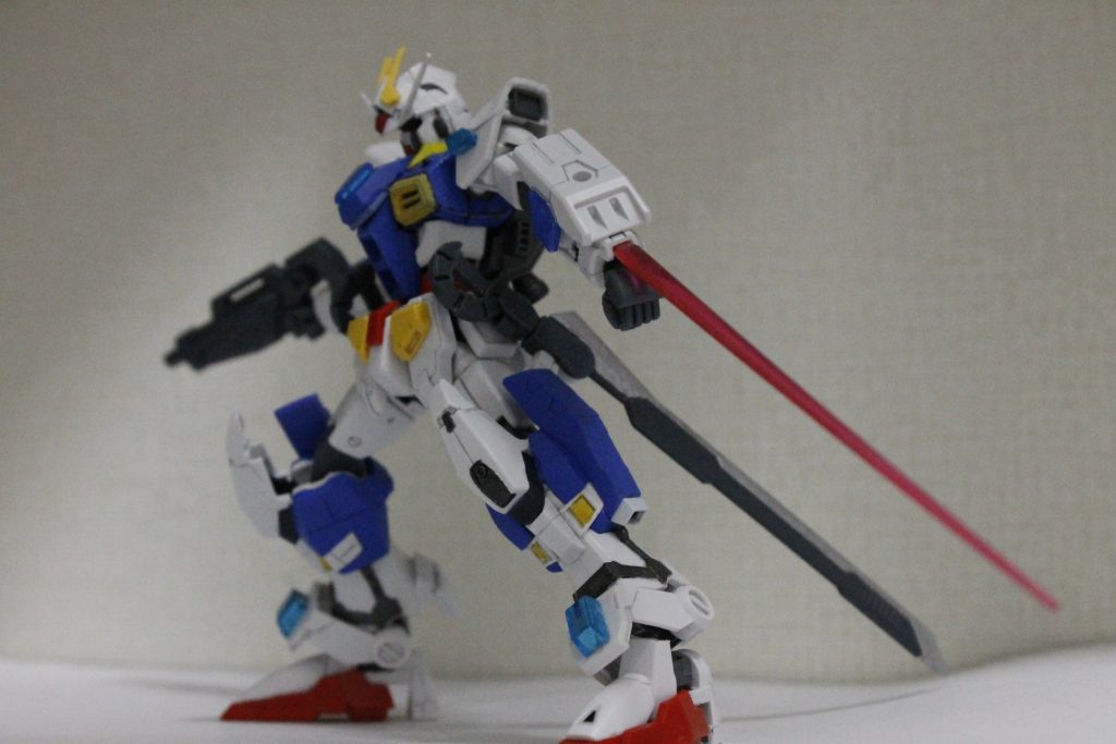 ライフルはアストレアの流用、ビームサーベルはトランジェントの腕を使っているので手首から生えます。