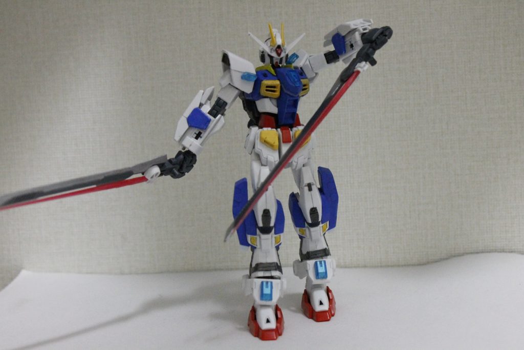 刀身を回転させてビームサーベルを発振、ビームソードモードにもできます。