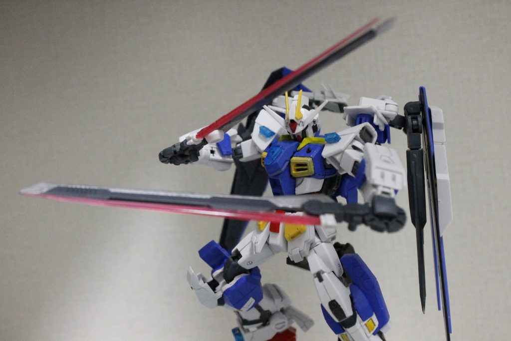 スタンバイフォーム
バインダーを両側に開いた格闘戦形態です。