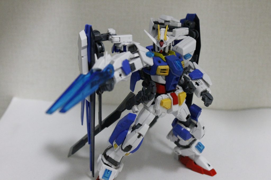 ナックルアーマーBG
フルクロスのナックルガードとバンシィのアームドアーマーがモチーフの武装です。
BGはブレードガンの略。
発射したビームをビーム刃で加速させます。
ビーム刃をそのまま斬撃に使用することもできます。