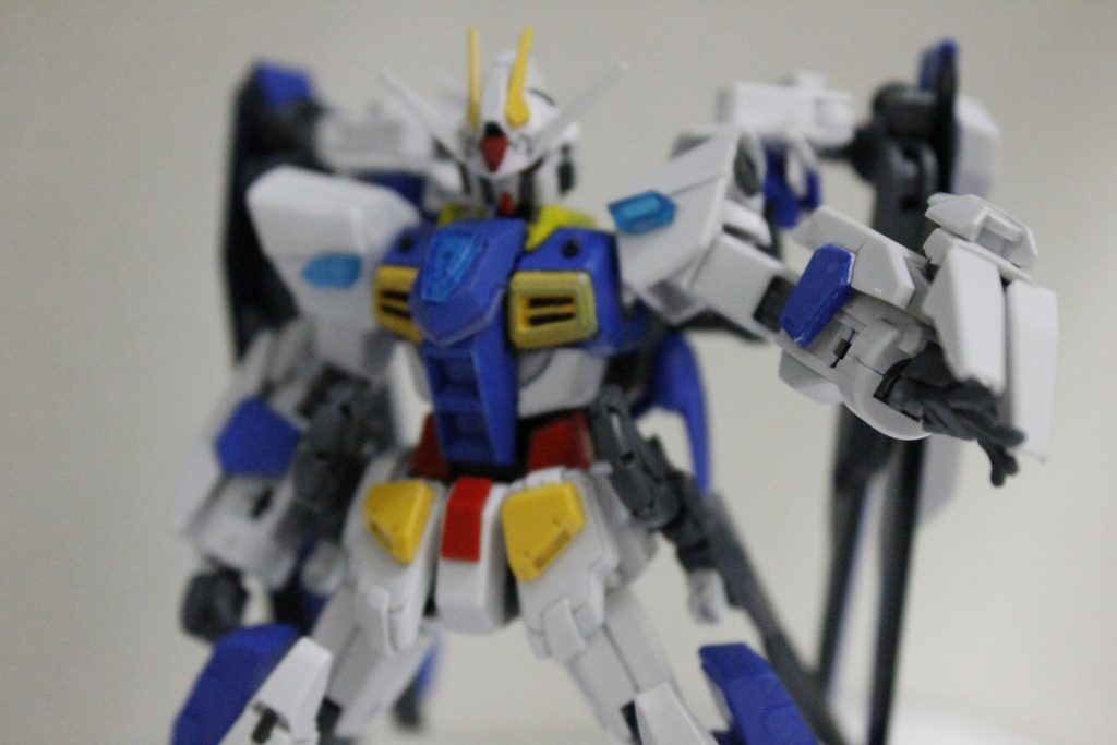ナックルアーマーDF
BGと同じくフルクロスとバンシィがモチーフですが、作っているうちにゴッドガンダムのイメージが強くなりました。DFはデュートリオンフィンガーの略です。
マニュピレーターにエネルギーを送電してゴッドフィンガーっぽい攻撃ができる他、各武器にエネルギーを送電して一時的な強化をすることができます。