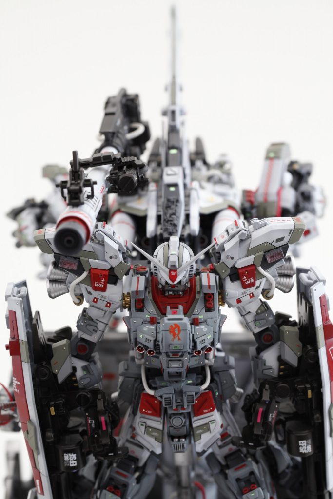 フルアーマーガンダムの特徴でもある肩のバズーカーは高出力のメガ粒子砲として装備。