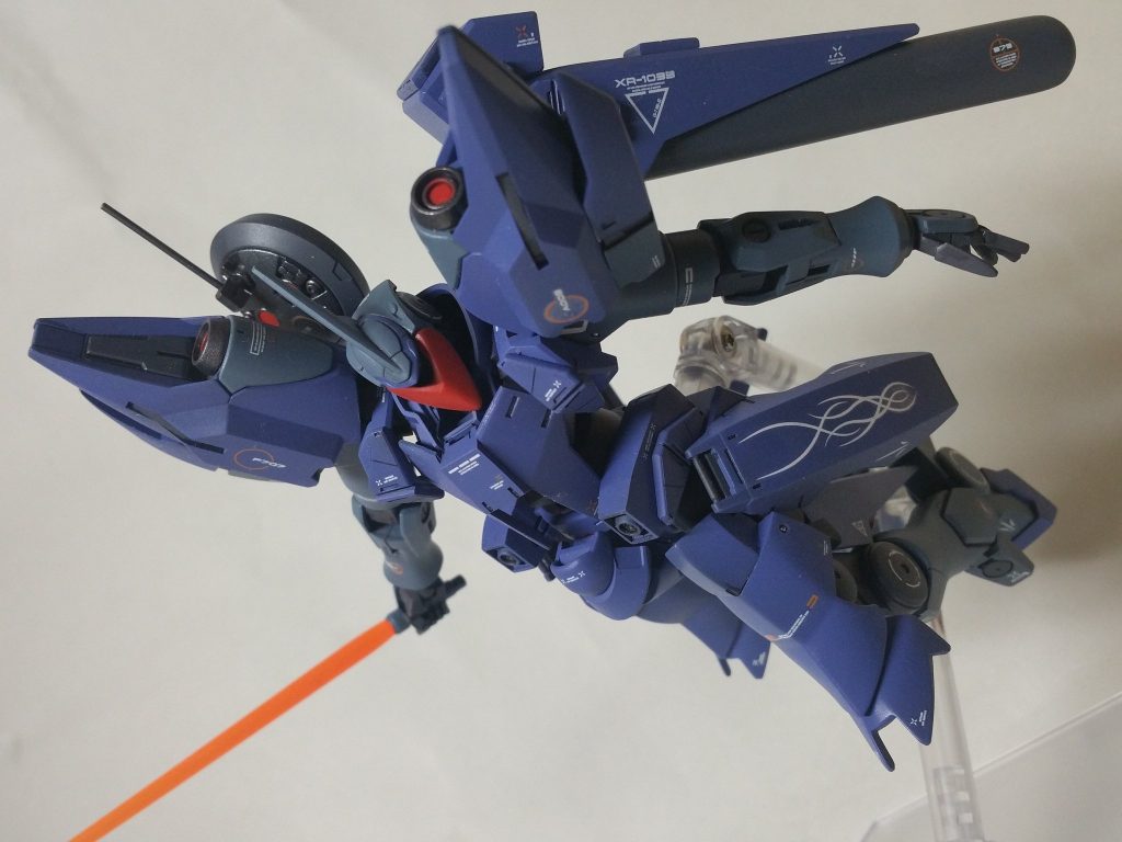 基本前に出ない機体ですがビームサーベルを持った姿も。あまり派手に動けないので格闘性能はそこまで高くないかもですね