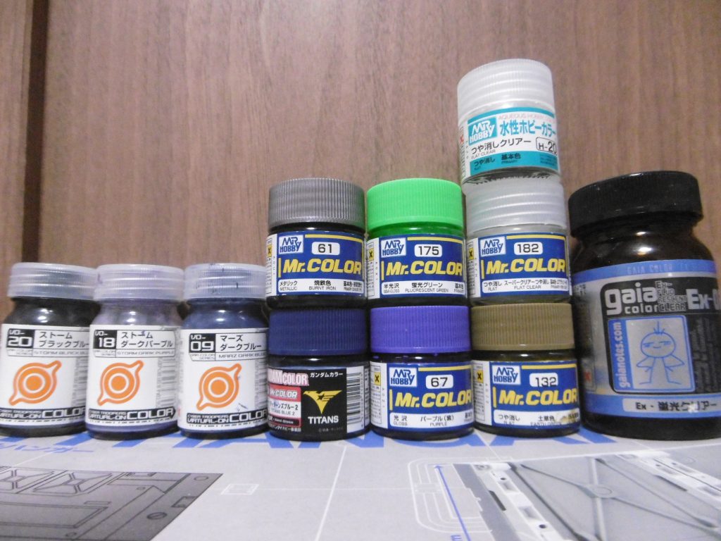 使用色一覧。つや消しクリアー2種は仕上げ用。
小隊制という事で、今回は左3つのバーチャロンカラー各種を、メインカラーとして統一させてみました。右端のEX蛍光クリアーは、ビーム反射装置や特殊ヒートナイフの仕様表現に。ブラックライト反応しているのは、この塗料と蛍光グリーン、それ以外ではゴーストMカメラアイのみです。