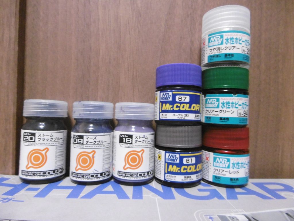 使用色。メインカラーは前2体と共通。
クリアーの赤と緑は、焼鉄色を下地に頭部カメラの塗装に。四肢のBJ接続部以外は全塗装。パープルはバーニア内、つや消しクリアーは仕上げ用。