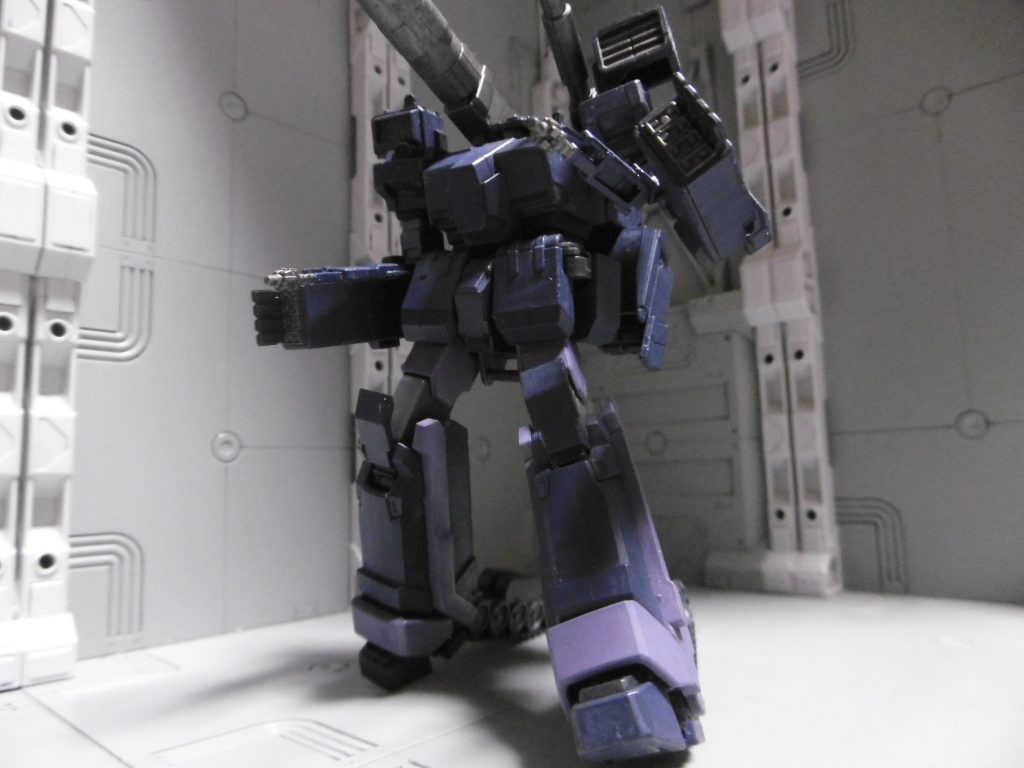 しかし小型の可変MSとはいえ、標準的なMSからは視認性が下がるものの、人間から見れば十分な巨体。戦闘行為をすれば更に目立つので、基本的には高い情報処理能力による統制に向きます。