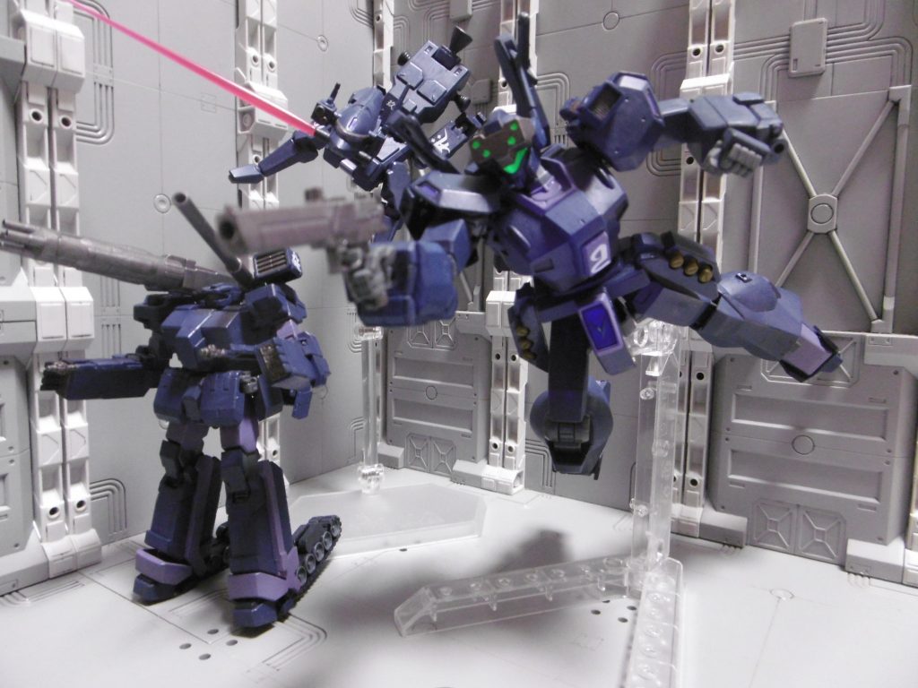 いずれも忍者の設定を切れば普通の小隊で、その光景を表現した1枚。ジェガンD型ルストロの設定以外は、外見も含めて殆ど変わりません。忍者MS小隊として活動する世界観設定は、アーマード・コアシリーズにおける「巨大施設や要塞への潜入・侵入・探査活動・迎撃・破壊」等のミッションを参考にしました。本作に限らずSD忍者MS以外は大抵この設定であり、今後も継承していく予定です。
というわけで、本来は脇役なサポートメカ『K9ドッグパック』を、敢えて主要イメージの機体に仕上げてみました。自分でも正直言って予想外。
本物の史料を使う関係でどうしても詳細説明必須&長文化してしまいますが、敢えてこういったガチ寄りな表現もありかなと感じています。長い説明の割に出来上がりはシンプルなのが多くなりがちに。まだまだ課題点が山積みな企画ですけれど、また機会ありましたらよろしくお願いします。