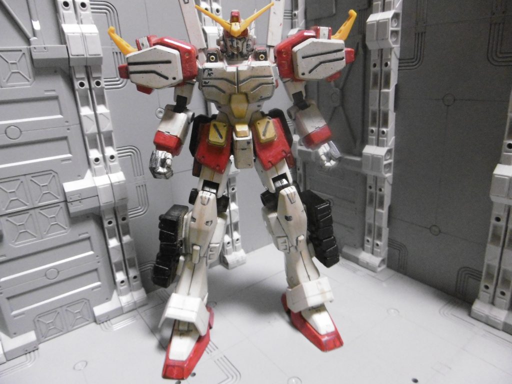 脚部は成型色のままなので、白が劣化し変色していました。