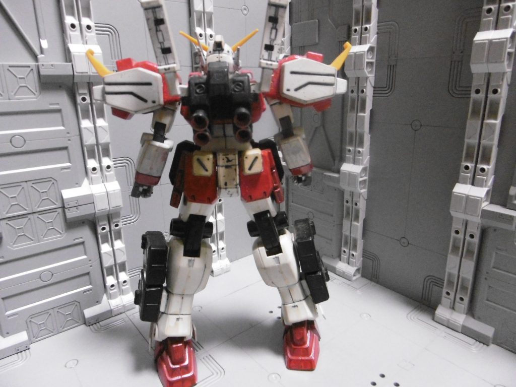 ダブルガトリングガンは破損＆紛失。手元にあったとしても武器や手首にダボは無く、肘・手首の関節は材質劣化で死んでいるため、あの重さでは保持できません。