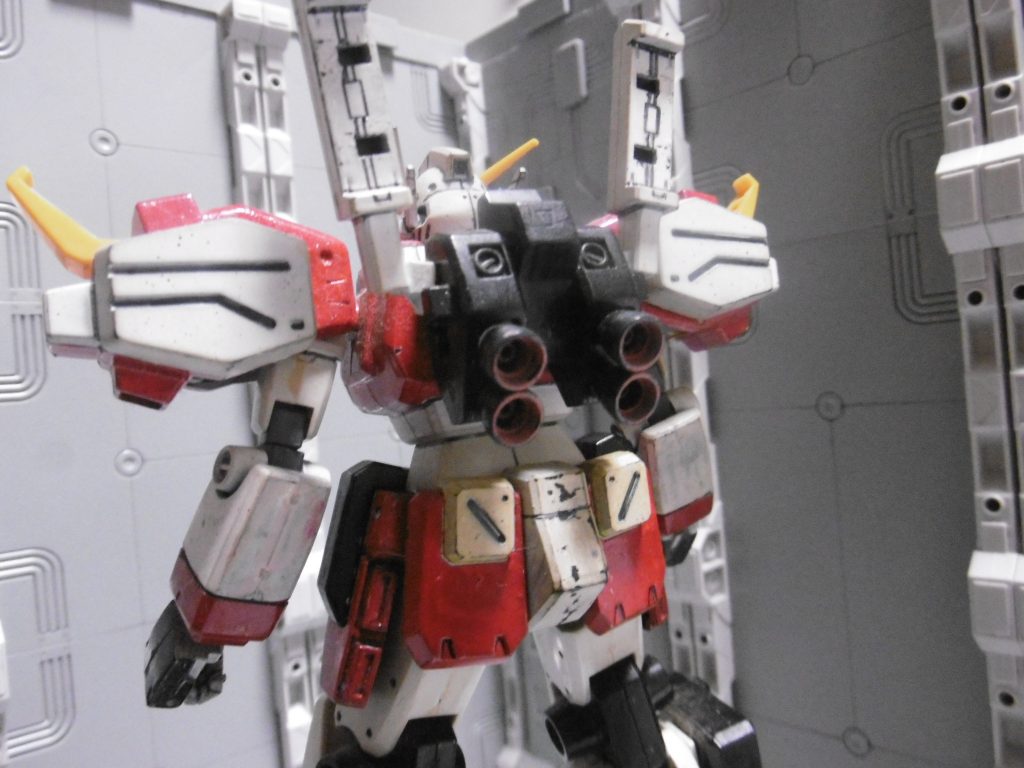 あちこちに塗膜剥がれがあるも成型色は暗めなのが多く、ちょっとしたダメージ表現にもなるかなとも思い、敢えて塗り直していません。