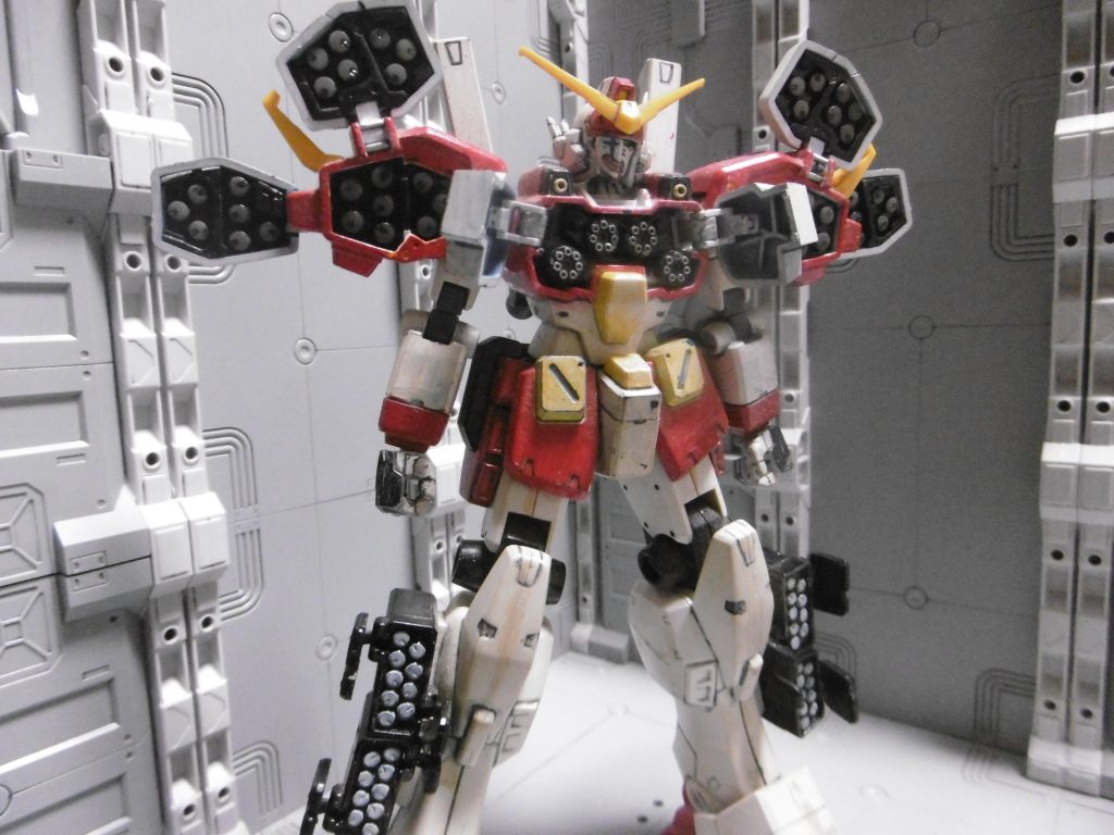 ハッチオープン。脚部ミサイルの白は筆で、肩ミサイルはマスキングをせずに後から紙ヤスリで塗装を剥がしてスミ入れしたような記憶。