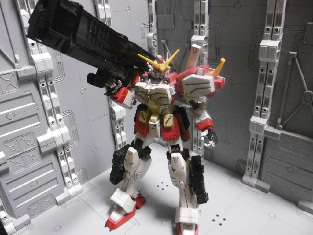 それでも手持ち武器が無いのは寂しいので、同ＨＧ１/１００サーペントカスタムのバズーカを持たせました。見た目の通りかなり重たく、経年劣化腕も相まってまともなポージングは出来ません。