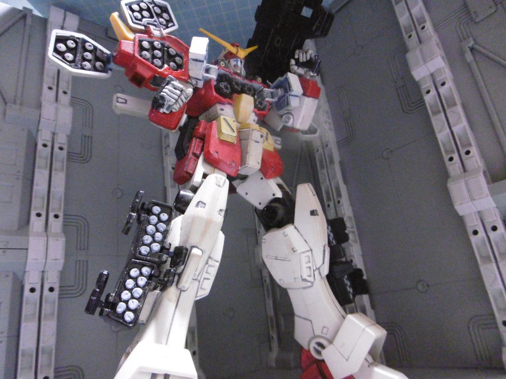 撮り方次第でまだまだ楽しめそうです。

このヘビーアームズカスタムも前作のグフと同じく、製作当時の現物です。大分ガタが来てはいますが、現ＲＥの前身のような感じでもあり思い入れの強い品だったりします。古くなったプラモデルも大切に取っておくと、後になってから意外な所で役立つかもしれませんね。