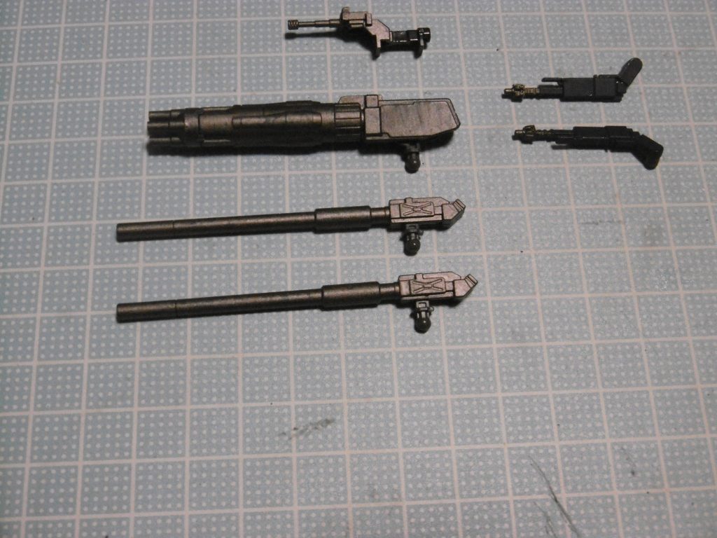 設定上使っていないだけで、基本兵装は全て塗装済み。
マシンキャノンは本来は対人専用装備(だったと思う)で、忍者MSとして考えると最も重要な「正心に反する」のと、放熱機に比べてメリットが無くて使わず。
ロングキャノンは戦車形態時の中~長距離狙撃目的であれば、使っても良さそうですね。MS時では長大かつ重いので向かず。