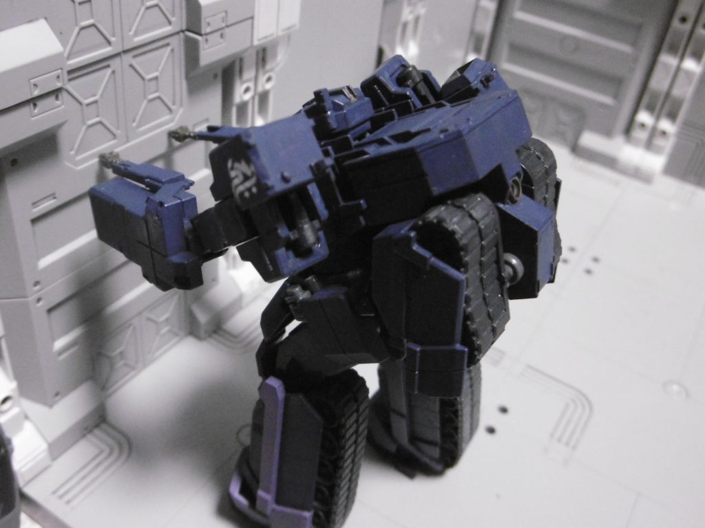 ビームバーナーは溶断・強制開錠・障害破壊など。陰術最大の装備です。MS形態でしか使えないので陰術限定に。
視認性の低下・高速移動・陽術では戦車形態が向くものの、直線的な移動しか出来ない難点あり。戦車形態での臨機応変さも陽術に限定され、バーナーも射程が足りず使えなくなります。
一方、MS形態では移動時の音が低くなり陰術に向きますが、戦車形態に比べて機体安定性が低い難点あり。万一敵に発覚すると変形中に撃墜される恐れもあります。