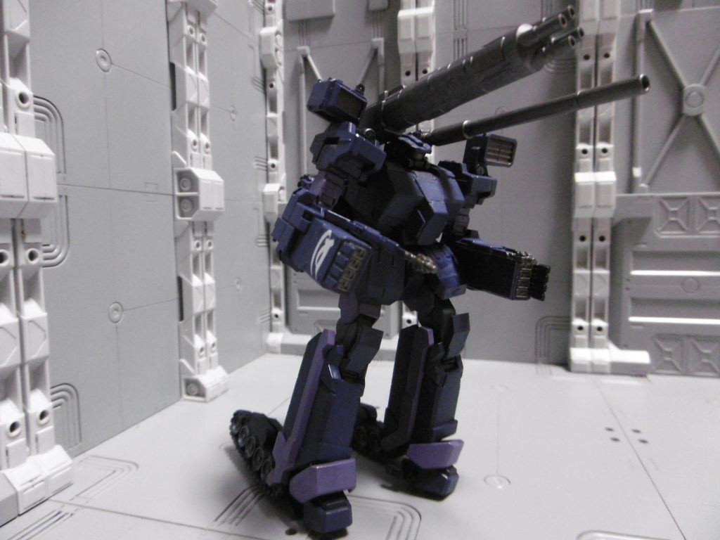 そこで中間形態化。脚部のキャタピラを展開し、臨機応変に動き回れるように。戦車形態に比べて移動速度が落ち、大きな音も鳴るので隠密向きではありませんが、走行時の小回りが利いてトーラーブレードのように動き回れます。機体安定性も上昇し、MS時の武器が全て使用可能。
光学迷彩による移動も戦車形態の利に比べれば劣り、万能ではないです。
MS形態時:隠密・陰術 / 戦車形態時:支援・高速移動・陽術
上記のように使い分け、場合によってキャタピラを展開。ロト的にはあり得ない構図でもあり、初見であれば意表を突ける可能性も。