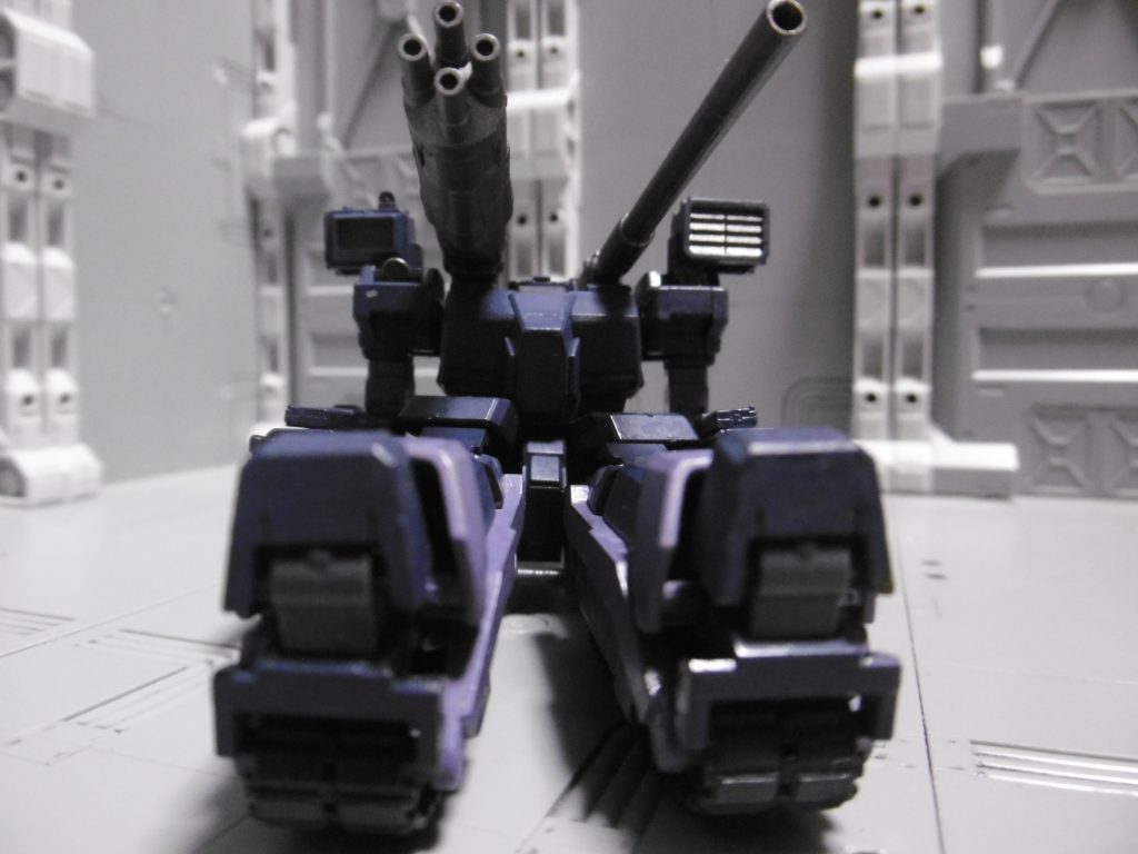 光学迷彩は「移動時には不向き」な設定を組んでいますが、侶徒の戦車形態は別。忍者MSの場合は移動時における「背景の乱れを懸念」しての事。
侶徒はMS形態でも低身長で、戦車形態だと更に視認性が下がります。そのためステルスシステム搭載なし。また光学迷彩移動による背景の乱れも、標準的なMSサイズであれば地面と同化して分かりません。
移動も立体的ではなく前後方向に直線的であり、どの角度から見ても背景乱れを最小限に抑えられます。
ただしキャタピタ走行時の爆音があるため、光学迷彩を使っても現在位置がバレる事も。なので低身長化し視認性を下げるだけの為に変形する場合も。迷彩を使わず不動ならステルス無しでも被発覚率は大きく下がります。