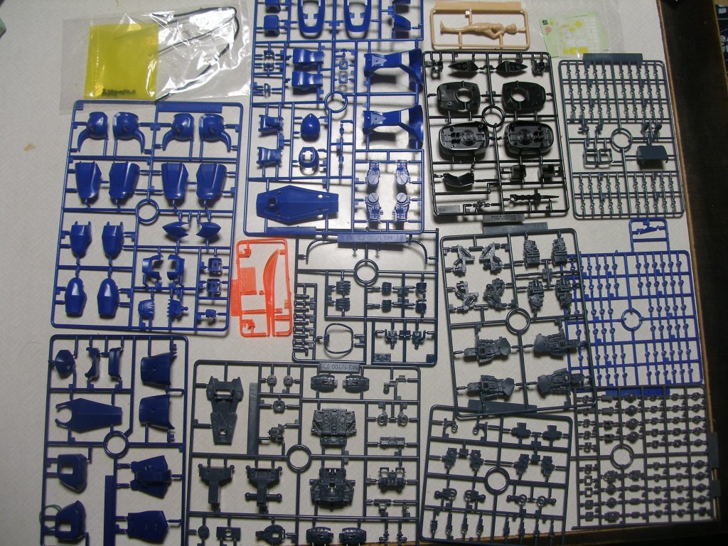 グフ繋がりの余談。本題にある旧キットのグフは普通に組みましたが、比較に用いたMGグフv1.0はこの段階から説明書禁止という愚行に至っています。意外と何とかなってしまい調子に乗った結果が、過去回にある狂気のMG群。