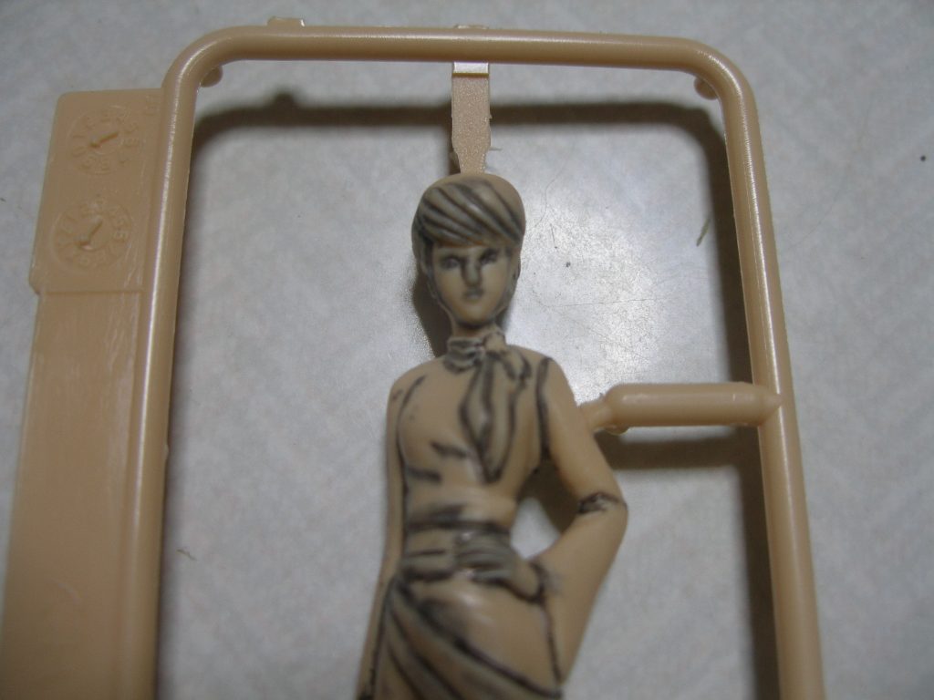 ちなみにMGグフ付属のハモンさんにスミ入れしてみたら、劇画調になっちゃいました。成型色の関係で下半身が生脚に見えてしまい、残念ながらこの写真より下は映せません。ハモンさんに物理的に消されかねない。