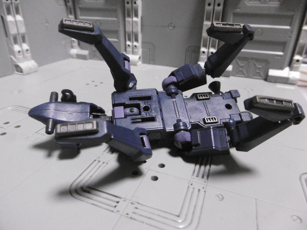 ゴーストジェガンMのアタッチメント(写真には無し)を介して、前々作の『慈絵丸』との運用設定もあります。しかしキット的には通常プラ同士の接続で「摩耗が早い」大きな欠点があります。現に手持ちの素組ジェガン系で、バックパック換装を頻繁にやっていたキットは全てポロポロとよく落下。かといって接着してしまうと自由度が大きく下がってしまうため「そんな設定もありますよ」程度に留めます。