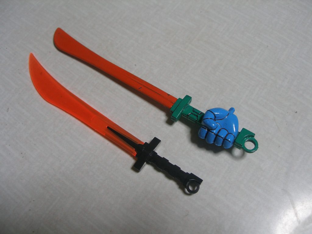 ヒートサーベルもしっかりと塗り分け。
旧は接着剤式なので手首ごとの交換。
今の目で見ると未熟な点が目立つものの、初めての塗装は思い入れが強くてつい手元に残してしまうんですよね。昔から作っていた物でも手元にある物は殆どありません。しかしコレは大切に持っておきたいなと思っています。