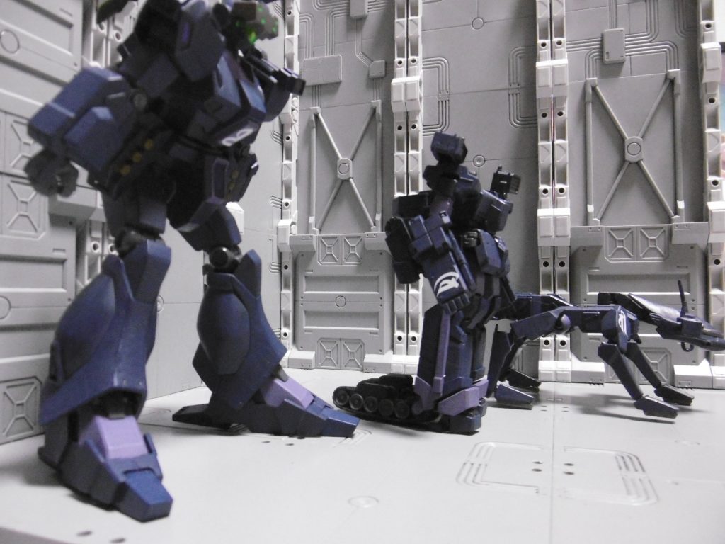 移動速度に違いはあれど、3機とも高速移動が可能な長所を持っています。ホバーや履帯移動にも走行中の爆音や発煙といった難点はあるものの、スラスター移動と違って「強い発光が無い」大きな利点もあります。更にホバーであれば水上移動も可能に。地上移動と空中移動とで発熱量の差がどれ位かは不明。発煙は地上も空中も関係なく防げません。
隠密向きでは無くとも、作戦領域への到達や領域離脱で役立ちます。