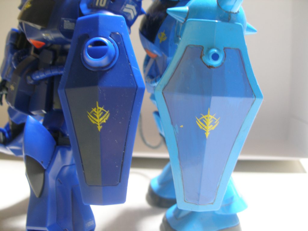 シールドも比較してみると大分造形が異なりますね