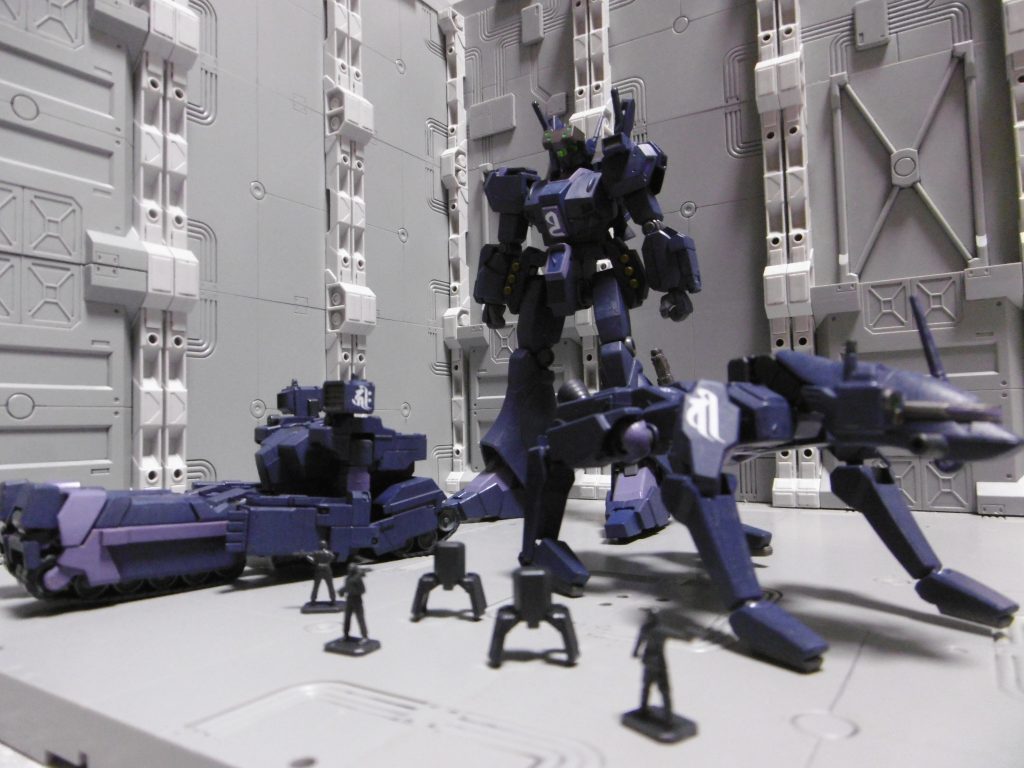 侶徒や啓玖曝が忍者機体の中でも小柄とはいえ、人間の視点から見ればかなり巨大。なので過信は禁物です。何度か消音と言ってきましたが、それは「対MS」での話であって対人には無効。どんな小さな音であれ、神経が過敏な人間からすれば聞こえない事はまず無いでしょう。他の忍者MS達に比べれば有利なだけであり、完全な隠密忍者として徹する事は「機動兵器を用いるなら不可能」だと感じています。
啓玖曝は3体の中でも戦闘力と耐久値が最低に近いものの、それを除けば万能といった立ち位置に。3機とも個性はあれど陽と陰双方の術を使った立ち回りが可能で、潜入・見張り・連絡役のいずれもこなせます。複数の忍者による行動は「合図の失敗は絶対に許されない」点から、全機とも情報処理能力を高めています。それぞれが独自に行動するのではなく、連携して動くのが重要とされる忍者表現をガンプラにて試みました。