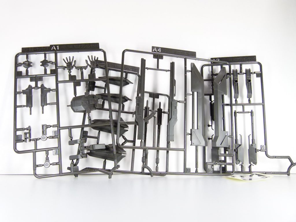 年末展開に向けてのIBA編。３個目は２期スタートとともに発売された５。箱横のシリーズ番号表記は１期の赤から２期の青に変更されています。おもに２期初期ガンプラ･･･バルバトスルプスとユーゴー用の武装セット。「鉄血」２期用オプションセットでは１期に比べいくつかの変更点があり、*「オプションジョイントの追加」「フレーム用手首パーツの追加」*などがそれです。値段は最後まで変わりません。１期オプションセットでは必ず付属したモビルワーカーも、MS戦が主力となっていったことや多色成形の採用などで付属しないセットも出るようになります。