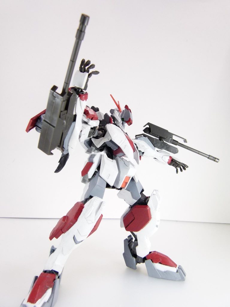 腕部200mm砲：近接武装を手にしたまま使用可能の砲撃兵装。前線を担当する三日月の特性に合わせ、砲撃兵装は小型化された。「ガンダムトライエイジ」で使っていた印象が強い武装です。基部はルプスのみに対応しますが、３ミリ軸と穴を双方持つため応用範囲は広いです。基部と本体とは３ミリ軸で接続（本体が軸側）。回転も可能。