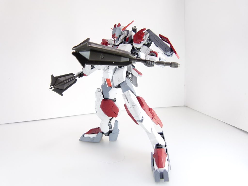 ツインメイス：ガンダム・バルバトスルプスの乱戦時の主武装。「夜明けの地平線団」との戦闘でユーゴーを叩きのめした。単純な構成でギミックはありません。中をカットすれば少し伸縮できるようになるかな。バルバトスの武装と言えばなんでもメイスにしてしまう傾向はこのあたりから。ジョイントパーツを通して１個のみ懸架可能。