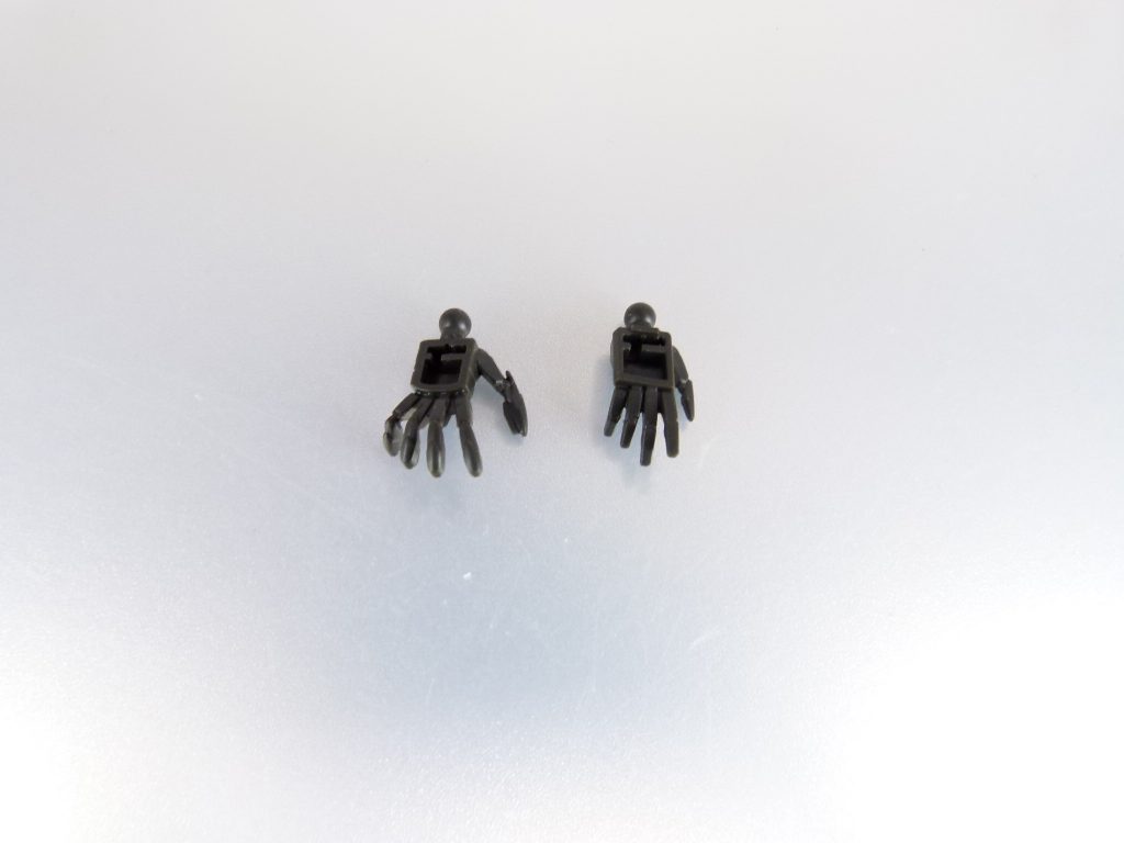 ガンダム・バルバトスルプス（ガンダム・フレーム）用表情付き平手（左）：専用の軸構造･独特の指形状をしているガンダム・フレームの再現度を上げるのに最適。ここまで来てようやく付属するようになった「平手」です。左右一対付属。甲パーツはダミー、一応シールも付属しますが、バルバトスルプスを持っている方は同キットから甲を移植しましょう。もちろん、グシオンやバルバトスルプスレクスなど特殊な物を除いた他のガンダム・フレームにも最適。右はオプションセット７付属、ガンダム･ヴィダール用の平手。そちらに比べ大きく開いているので鉄華団的なイメージ。お好きな方を。