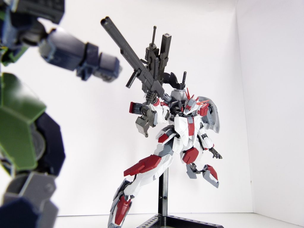 第２１改「激突、鉄と血」鉄と血が、ぶつかる。負けたくはないじゃない？･･･って事で、「鉄血」武装テストもはや１ヶ月くらいが経ちました。リアルの季節はもう冬に移りつつありますが･･･ペリシア近傍にそんなことは関係ないわね。現在は、フォース・「アルケミスト」名義でバトルのテストってとこ。「※実装時、武装の性能値は変更になる可能性があります」って銘打って、今後実装予定の「鉄血」武装で戦ってるんだけれど･･･来るわ来るわ。鉄と血が大好きなダイバー達、あたしから武装をもらえるって思ってるみたいで･･･まぁ、倒しさえすればゲーマスから「プレゼント」はあるんだけれどね。実装した時にデータが振り込まれるようにしているみたい。あたし、バトルはそこまで得意な方じゃなかったけれど･･･カルメネール、慣れてきたわ。何十戦もして、勝率は半分超えてる。ゲーマス側のダイバーとしてはいい数字なんじゃないかって、ゲーマスも（それなりに）褒めてくれた。･･･ってことで、今日ももう一戦･･･そこ、だぁ！！