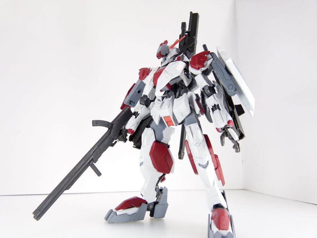 今回までの武装でカルメネールのフル装備。右手にロングライフル、背中にはアックスと滑空砲、腕に200mm砲、左肩にシールドを装備。200mm砲は肩のアームが干渉して若干邪魔かな。