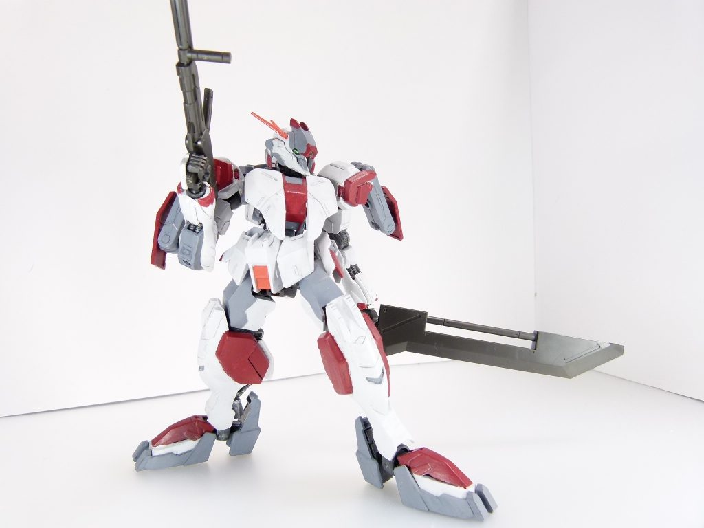 バスターソード：大型近接戦闘用武装。海賊などに流通している。ロングライフル：「ヘパイストス」が設計した中長距離用ライフル。双子のユーゴーが使用していた武装群。ロングライフルは既にカルメネールが使用していますがこちらは無塗装のもの。ライフルはフォアグリップが可動。バスターソードはユーゴーのジョイントに懸架可能。もちろん本キットのジョイントパーツでもよし。