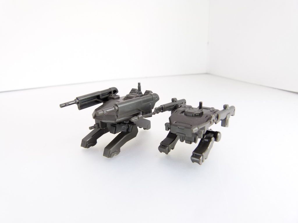 鉄華団モビルワーカー（左）：資金の潤沢になった鉄華団が使用する地上用ＭＷ。ＭＳの絶対数を補うために使用される。砲塔、本体の回転が可能。右はオプションセット１のＣＧＳ時代のもの。様々な部分が大型化しており、「資金」の差が一目でわかります。もちろん設定通り仕上げたい場合は塗装必須です。