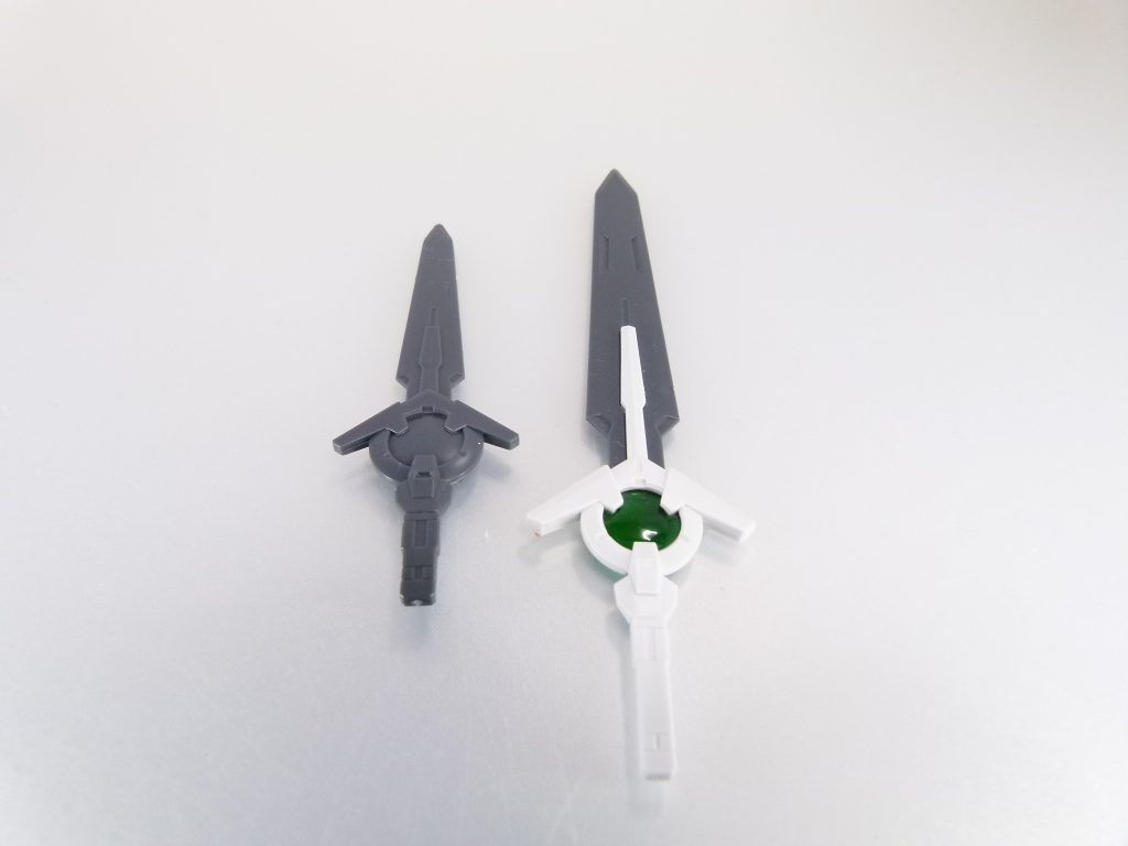 GNダイバーソード:ダイバーエースでのメイン武装。GNコンデンサーを組み込んだ大型剣。SDのため色分けは簡略化。HG版(右)と比べ、ナイフのように小さくなったダイバーソード。SDCSに対応するため少し軸は太いですが持たせることは可能。HGにフィットさせたいならヤスリで削りましょう。