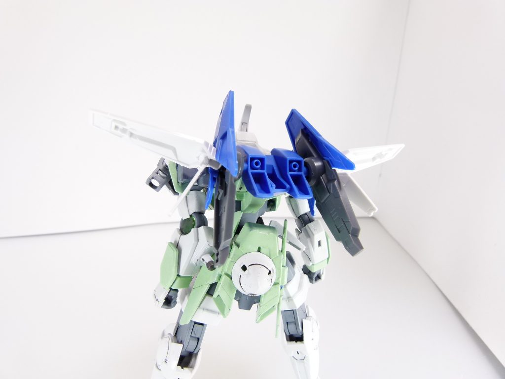 バックパックユニット:様々なガンダム作品のバックパックを参考に生み出された新型バックパック。フィンはHG版と同様の機構で展開可能。・・・SDのため小さいですが、機構は中央部の可動を除いてHG版と一緒です。接続はもちろんAGP2穴。ダブルオーダイバーの背中にはHGでも無改造で装備可能。オリジナルよりも小さなバックパックとして機能します。