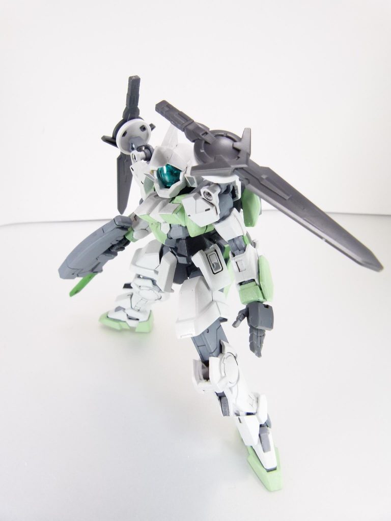 GNドライヴパーツ:ダイバーエースへの改修に伴い、GNドライヴは小型化された。・・・が、ここは枠にとらわれず「自由」に楽しもう。ダイバーソードの接続機構はHG版から変更されており、GNドライヴパーツへの直接取り付けになっています(ドライヴの穴に3点でくくりつける)。ドライヴパーツはHG版と同じく3ミリ軸です。このため、HG版ではできないカスタマイズも可能になりました。ドライヴパーツをダイバーソードの「接続ジョイント」に転用できるということ。