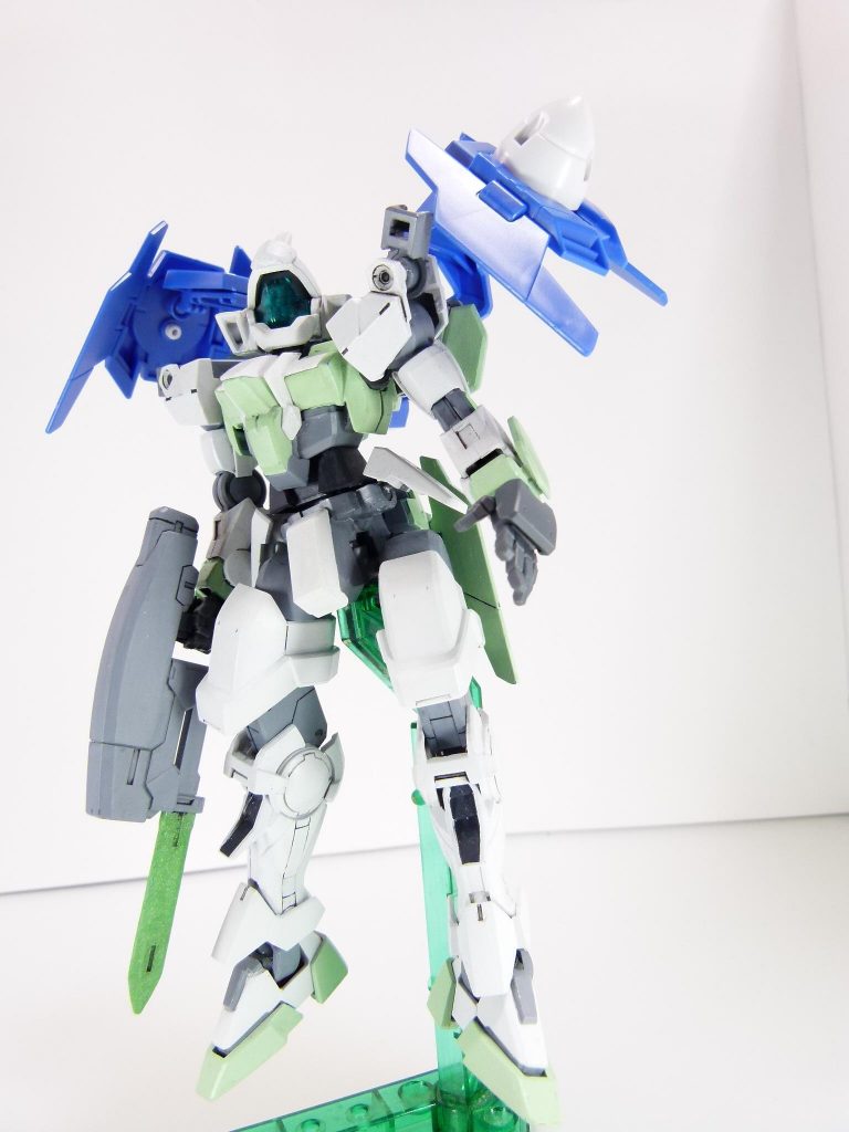 バックパック:ダブルオーダイバーがベースキットとなっているGNネイキッドにとっては「同じバックパックが二重に装備されている」事になるのだが・・・通常のバックパックも装備可能。バックパック接続部の可動はHGには劣りますが、雰囲気は十分。HGでは他キットに取り付けられないダイバーのバックパックを他のガンプラにも取り付けできます。ドライヴのコーンパーツの軸は取りやすいように設計されており軸が長めです。気になる方は切りましょう。