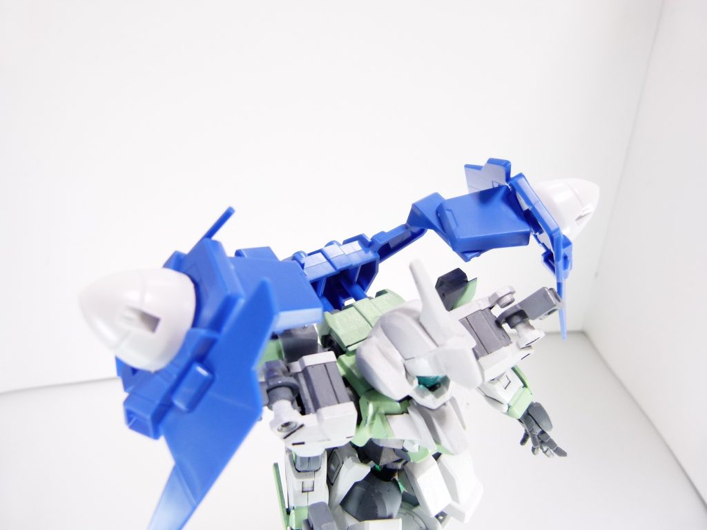 なお、HGにフィットさせたい場合はバックパック側の軸を切り取ってあげましょう。キットによっては底部の出っ張りも。