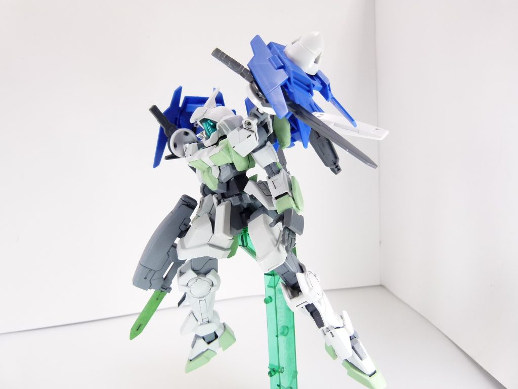 今回紹介分をフル装備するとむやみやたらに格好良く見えます。オリジナルのダイバーエースユニットと違い横に広く、本来のGNドライヴパーツを取り戻しているからでしょうか。なお、スーパーGNソードII刀身のドライヴパーツ接続はオミットされています。