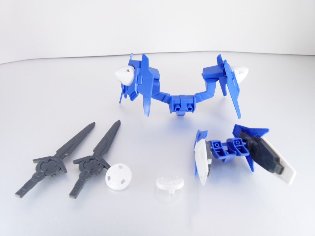 今回紹介分のセット内容。もちろん単体では販売されていません。・ダイバーエースユニット一式(バックパック、GNダイバーソード×2、エース用GNドライヴパーツ)・ガンダムダブルオーダイバーのバックパックスーパーGNソードIIは無改造では使用不可だったので(軸が太く持たせられない)、膝アーマーはスリットでかぶせる方式でHGと互換性がないので外しました。