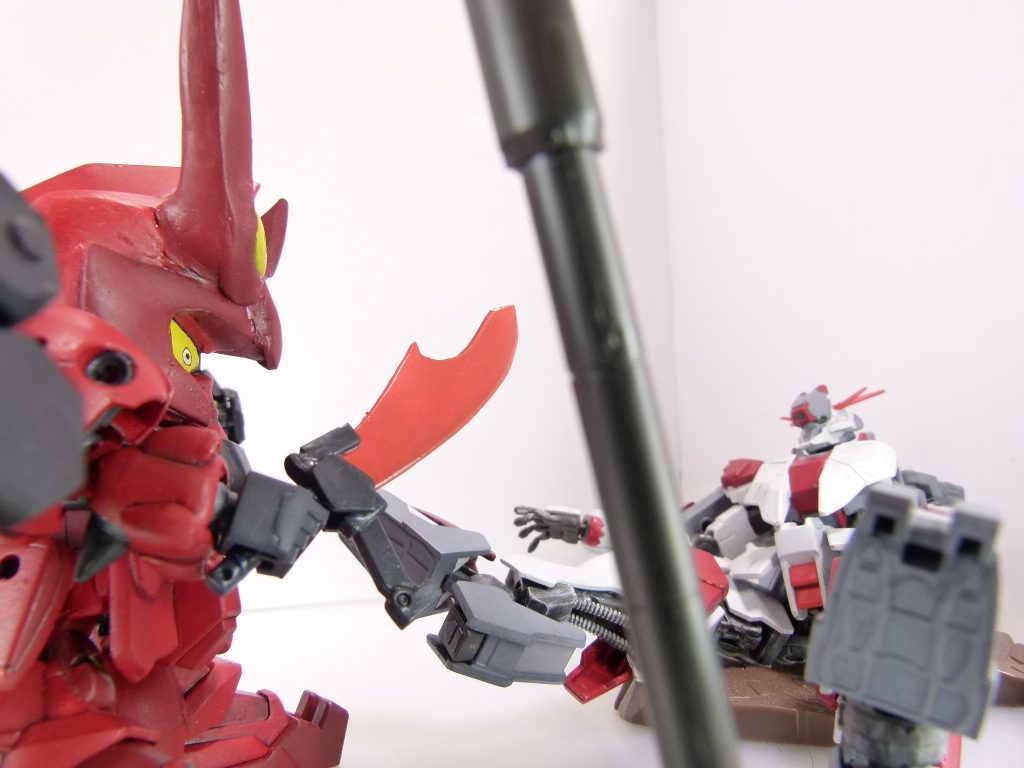 第２３改「鬼が喰らう」鬼が喰らう。･･･鬼に喰われる？あたしが？その日は、ゲーマス（ＧＢＮ運営）の決めた「クリスマスプレゼントキャンペーン」の日でした。ガード機（と手伝いのあたし達）が、ＧＢＮ内にフォースポイントの入った大入り袋をランダム配置。それを入手する（力尽くでも）ことで、ＧＢＮのできるだけ多くのダイバーが幸せになれるように。それは、「ＥＬダイバー」・サラちゃんを消滅させんとしたゲーマスにとっての罪滅ぼしでもありました。あたしの担当はペリシア近傍･･･当然ながら、最近「鉄血」の武装テストをしている場所だったわ。最近追いはぎとかは多くなったらしいけれど、これなら楽勝と意気込み･･･あたしは愛機のカルメネールでバトル練習をしながら開始時刻を待ったのでした。･･･ま、徐々にランクの高いダイバーもやってくるわよねって思ってたら･･･とんでもないのがやってきちゃった。オーガさん。フォース・「百鬼」のフォースリーダー。･･･え？なんだって？「運営側のダイバーなら、美味いんだろうなぁ！？」って！？ちょっとちょっと、待ってよ。勝手にバトルが始まっちゃって。オーガさんの愛機はガンダム試作２号機のカスタム機、ＧＰ－羅刹（バグの影響かみんなにはＳＤに見えちゃってるけれど実際は1/144のガンプラです）。何これ、勝てるわけがないじゃない。相手はあのクジョウやリクと戦えるだけの性能を持ったガンプラで、ダイバーの腕もあたしとは比べものにならない･･･さすがは、第二次有志連合戦でサラちゃんを救ったもう一人の英雄！･･･ま、向こうは「ＧＢＮがいつまでも最強のために戦える場所であって欲しい」って考えみたいだけれど･･･ぐ！腕を飛ばされた･･･やられる！？ー不味いな、お前。がっかりだ。そ、そう、言われても。あたしは運営側っていっても、ランクＢでーーお前のガンプラは、喰った気がしねぇ。「味」が、ねェ！！･･･「味」！！！？