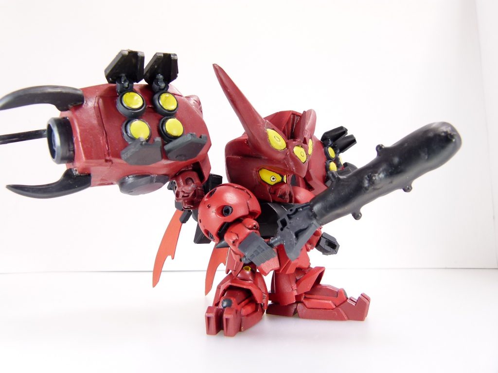 クローコンテナ：元機体では大型スラスターだった肩のバインダーは、武器の取り回しを意識し背面接続に変更された。８門の拡散ビーム砲はそれぞれ独立して仰角を設定可能、獲物を追い込むために使用される。先端部はノイエ・ジールを意識した有線式クローアームとなっており、本体に対してハの字に展開する事で四角からの一撃を狙う（本作ではオミット）。オーガメイス：鬼に金棒。いわゆる金棒型ビームライフルとしても使用可能。第二次有志連合戦では途中で喪失したのか非使用。･･･背面接続で良いはずなのだけれど。とにかく、本機の印象を決定づける部分。とにかく大型にしたかったこともあり、FGヴァーチェのすねを丸々流用。後ろはBBサイサリスとグシオンのスラスター。バックパック本体（ジェノアスカスタム、アスタロトなど）との接続はリバイブギャンの腕関節とボールデン。ある程度の制約を持ちながらも自在に振れて腕の可動を妨げません。拡散ビーム砲は皆の思いに押されて･･･なんとかですが再現可能に。８門それぞれがボールデン小ボールで展開します。オーガメイスは基部などの形状から若神丸の金棒がそのままモチーフになっている感すらありますが、家を捜索しても見つからず虎錠刀とパテなどで成形･･･