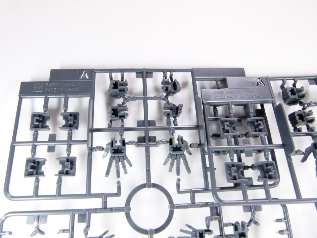 ※追記※「一体何処が違ったんだろう」と首をひねっていた当時。「実は変わっていない」事を示す証拠はありました。片方は「次元ビルドナックルズ「角」」、もう片方は「ビルドハンズ「角型」」。ランナー裏のコピーライト表記(BANDAI 2015)が実はそのままなのです。