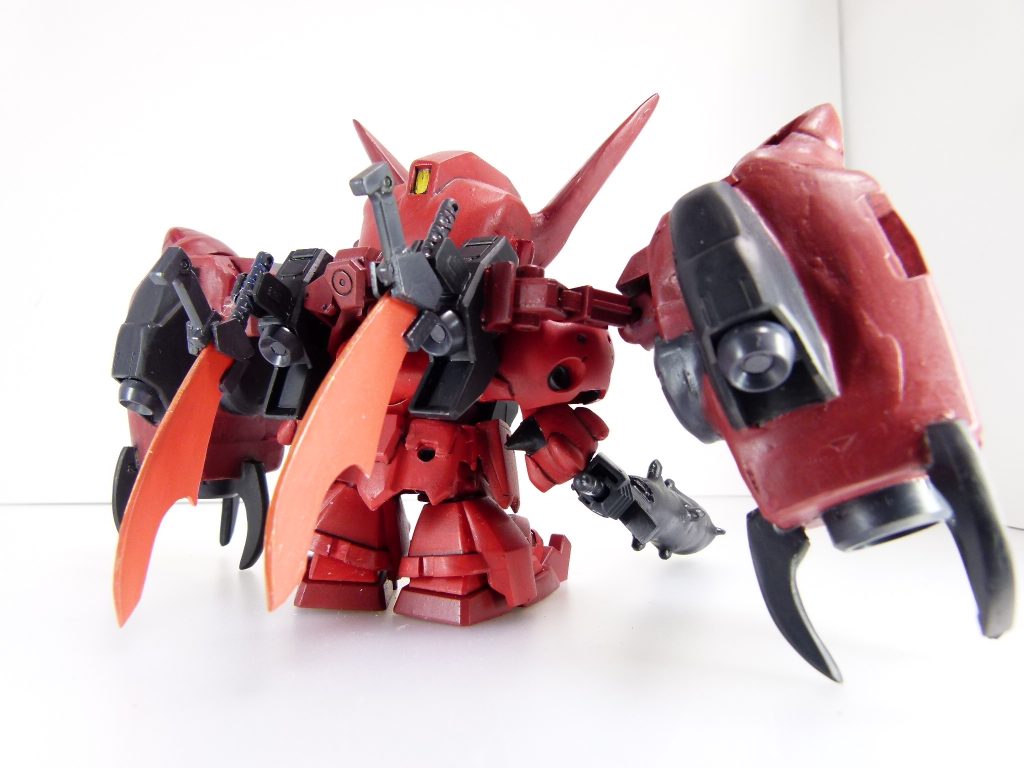 後ろから。もともと、羅刹やオーガさん自体は「最終決戦を盛り上げた機体・ダイバー」と言うことで好きではありました。まっすぐな生き様にかわいい弟、･･･リク君とも仲いいよね。作るともっと愛着が湧くのはガンプラでもポケプラでも変わりません。今回は資料も本編中と公式ＨＰしかなく、細部は「ビルドダイバーズ」２１話と２４話の戦闘シーンで確認できるのみ。それらを繰り返し確認しながら、最新のSDサイサリスである孫策にフィットするように製作していきました。また、各武器の設定などは筆者独自のものです。せめて必殺技の名前くらい欲しい･･･ＳＤとして作成すると（リアルでは完成不可能だった）･･･機体自体にＳＤとの親和性が高いとわかります。「鬼」のモチーフは古来から武者や三国伝で愛され、取り入れられてきたものだからです。「ビルドファイターズ」の戦国アストレイ頑駄無にも似ています。