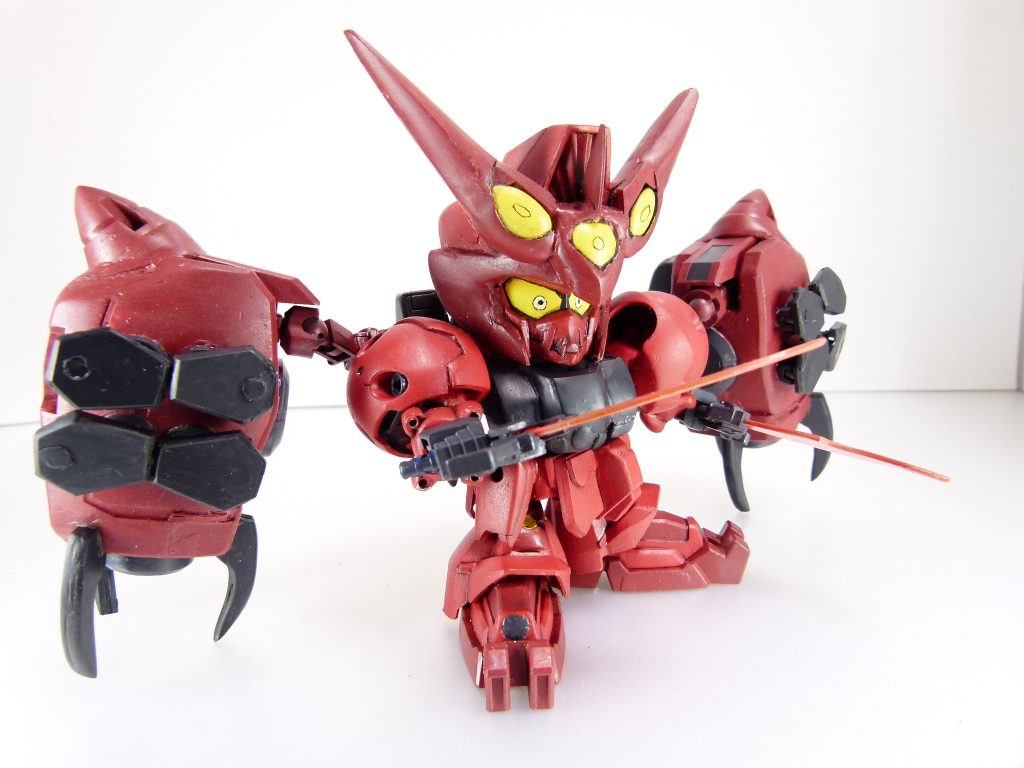 脚部ビーム砲：拡散ビーム砲と違い射角は固定されるが、一般的なMSの装甲をも射貫く威力を持つ。鬼トランザム：本機が採用した特殊トランザム。通常のトランザムと内容・能力はほぼ変わらない。発動時には前身機と同じく頭部バイザーが沈降する（本作では機構がどうなっているか解らなかったのでオミット）。腰はフロントをHGCEフリーダムとプラ板・パテから、サイドをHGUCF91から（グレイズが一番似ている気がしました）、リアを孫策の形状変更とプラ板などでの装飾。前面にボールデン軸ジョイントを仕込んだことで３ミリ穴を追加しわずかながら各種アクションベースに対応（キットの仕様上３ミリ穴を空けづらい構造）。脚部は膝のみパテとジェノアスカスタムのスラスターで成形。背部太陽炉はG-ポータントから。