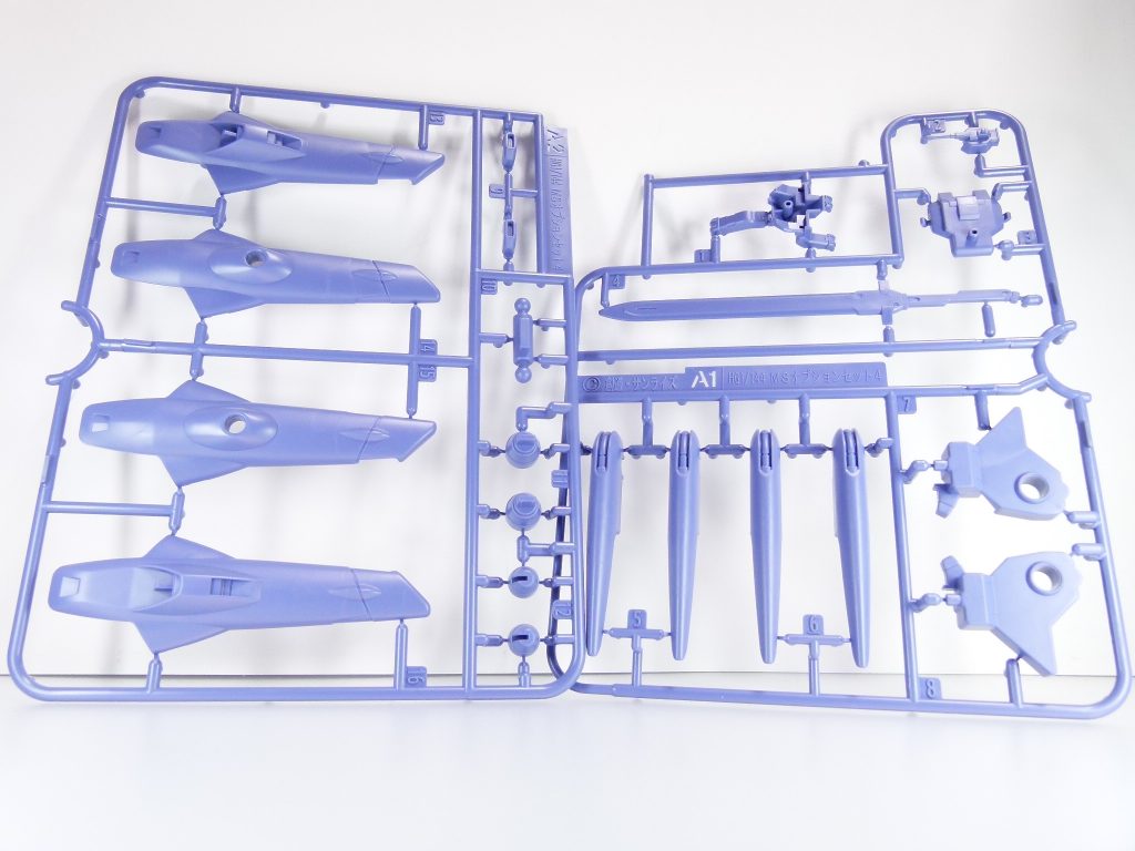 解説の都合上いつもから1枚ずれています。ランナー。キマリスと同様、紫色のKPS。キマリスブースター、バトルブレードとおまけのMWでブリッジ。「アリアンロッド艦隊コンプリートセット」に付属するバトルブレードはMWが付属しないよう(ユニオンMWを付けられても関係はないし)だから別物なのかな。とにかく、全キット600円(税抜き)のIBAにおいて超巨大にして唯一のガンダム・フレーム用バックパックパーツが目を引く一作です。ガンダム以外だともう一つ、今回にも関係してくる9のグレイズ用バックパックがあるのですが。その分、バックパック以外のパーツがMWと1パーツしかないという、IBAにしては非常に割り切った構成。
