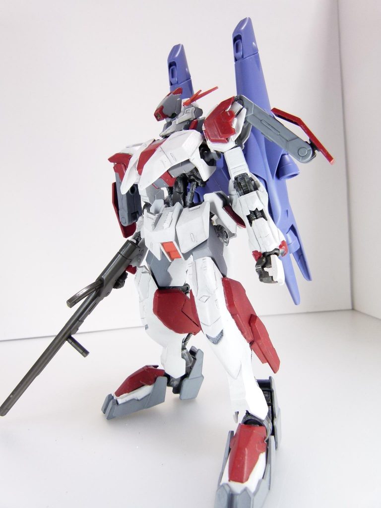 キマリスブースター:ボードウィン家秘蔵のガンダム、ガンダム・キマリスが地球低軌道上の戦闘で使用した追加ブースターユニット。単機による長距離飛行や低軌道上での戦闘に主眼を置いており、ランスを使用した一撃離脱の戦闘スタイルを強化する。大破前のカルメネールに付けて前から。1/100では初期装備だったブースターはHGでは外付けユニットでした。